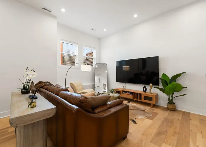 Vibrant West Town Perfect For Families